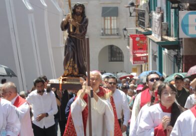 Encabeza arzobispo viacrucis en Xalapa con participación de fieles