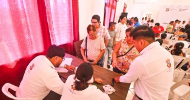 Entrega Gobierno Municipal credenciales de empadronamiento a comerciantes del parque Lerdo de Tejada 