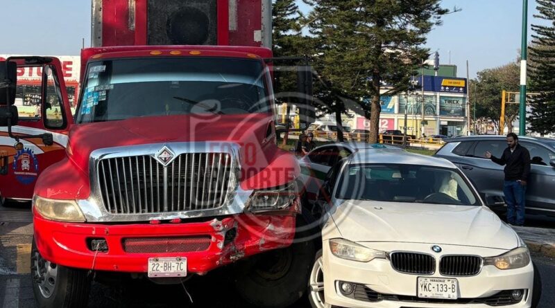 Tres autos involucrados en choque; hay dos lesionados