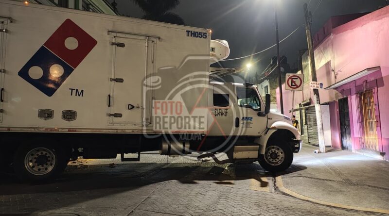 Camión repartidor de Domino’s queda atorado tras chocar con señalética