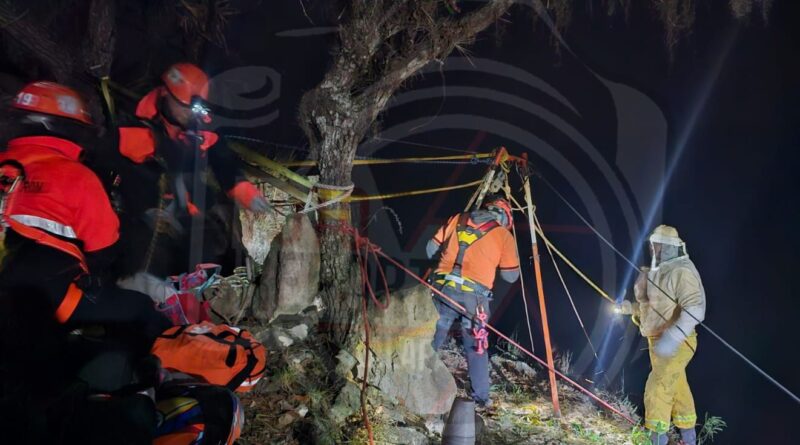 Rescatan a hombre tras caer a barranco en Palmarejo