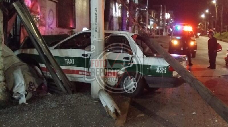 Taxi causa destrozos en Lázaro Cárdenas y conductor se da a la fuga