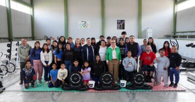En fomento al deporte, atletas de levantamiento de pesas recibieron materiales de entrenamiento