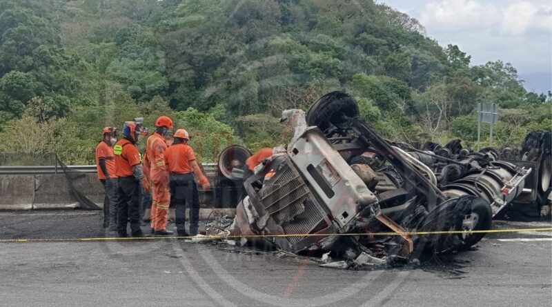 Operador de tráiler muere calcinado tras volcadura e incendio en el libramiento