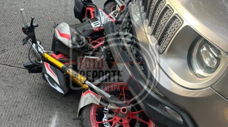 Accidente entre auto y motocicleta deja un lesionado
