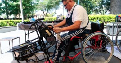Reparan sillas de ruedas en el Parque Juárez