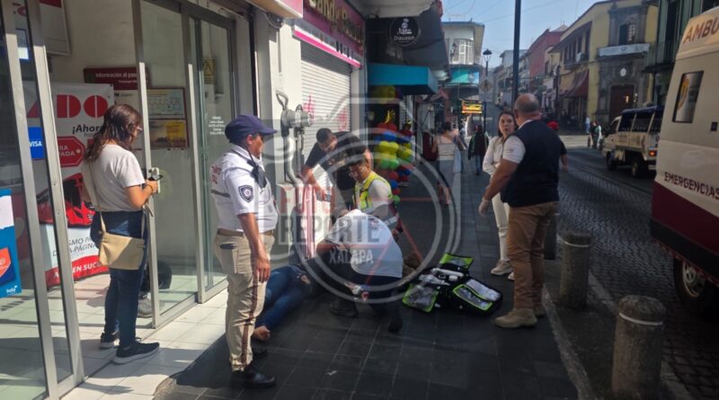 Atienden a mujer tras perder el conocimiento en la zona centro