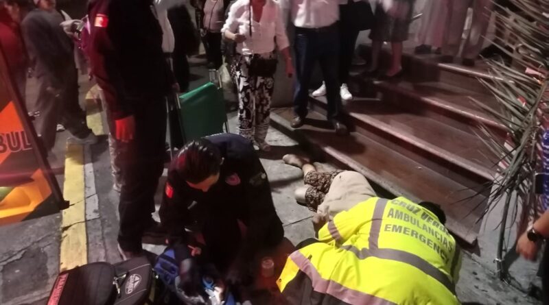 Mujer de la tercera edad sufre caída afuera de iglesia