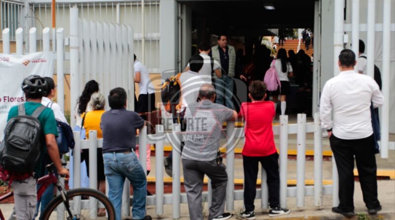 Activan revisión de mochilas en bachillerato de Xalapa tras alerta de tiroteo