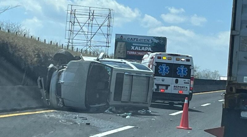Volcadura sobre la carretera Veracruz – Xalapa