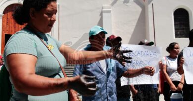 Pescadores de Tonalá llevan red con chapopote a Plaza Lerdo; exigen ser escuchados