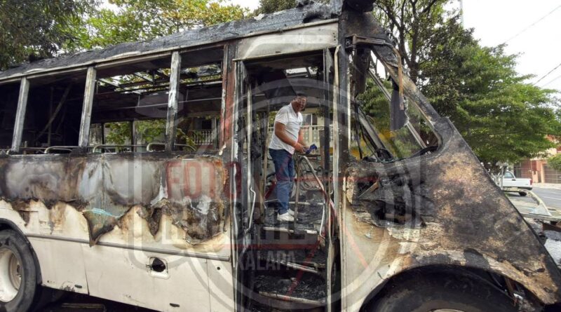 Camión urbano se incendia; evacúan a pasajeros