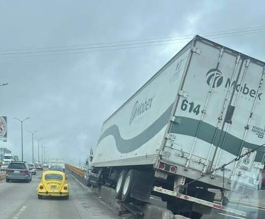 Tráiler atorado en el puente de Las Trancas
