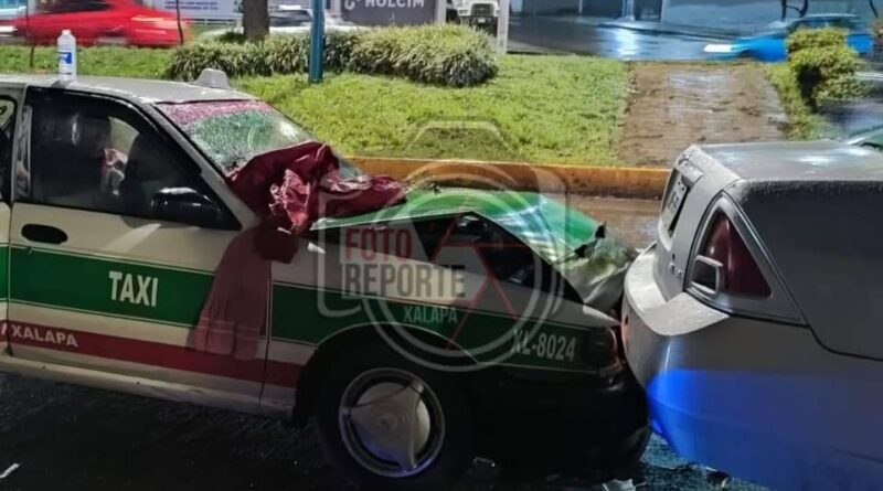 Se calientan los ánimos; pelean dentro de patrulla tras carambola