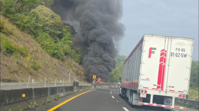Se incendia camioneta en autopista