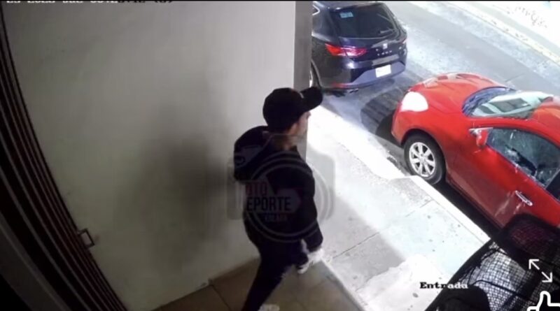 Captan en video a sujeto vandalizando auto en pleno centro