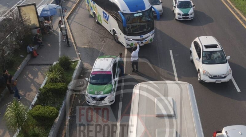 Taxi mal estacionado desata caos vial y termina golpeado por camión