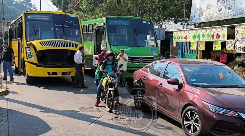 Le pega un “amarillo” y causan caos vial en Rebsamen