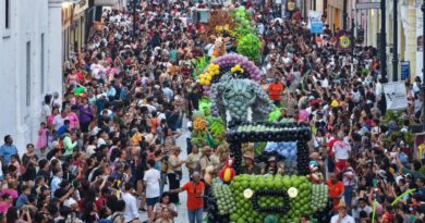 Ayuntamiento de Veracruz celebra a la niñez con espectacular desfile de globoflexia y música en vivo