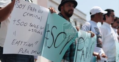 Padres se manifiestan; denuncian separación de sus hijos