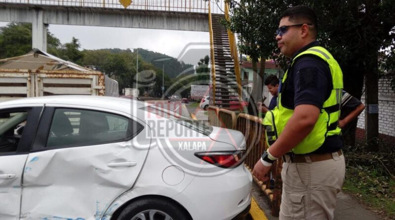 Accidente vehicular en «El Gallito»: Autobús ATB colisióna contra vehículo