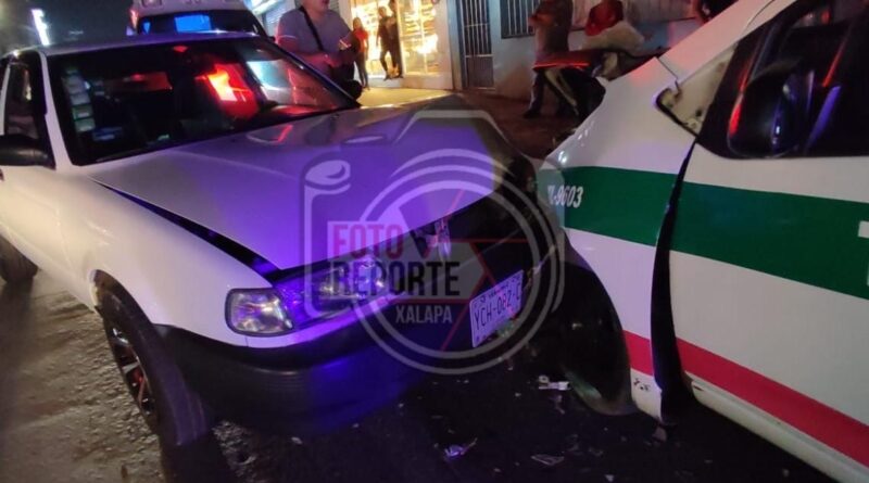 Choca de frente contra taxi en la Av. Ébano; hay un lesionado