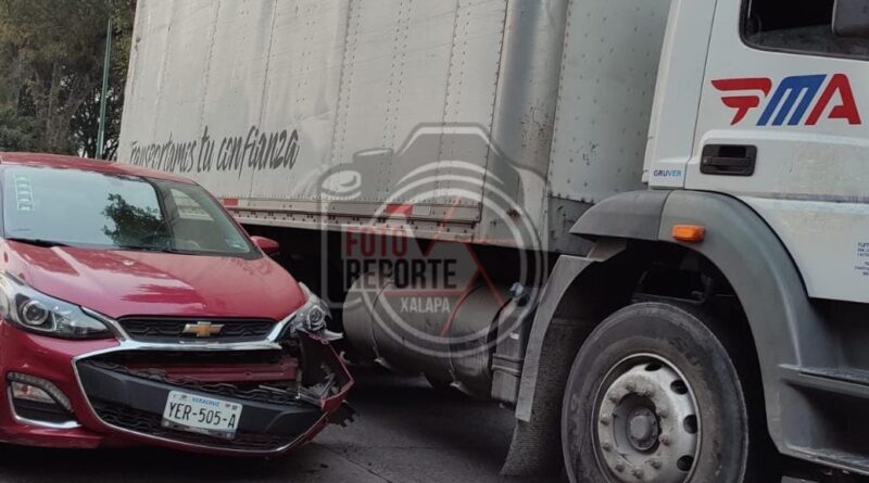 Choque entre camión de carga y auto particular en la Av. Américas