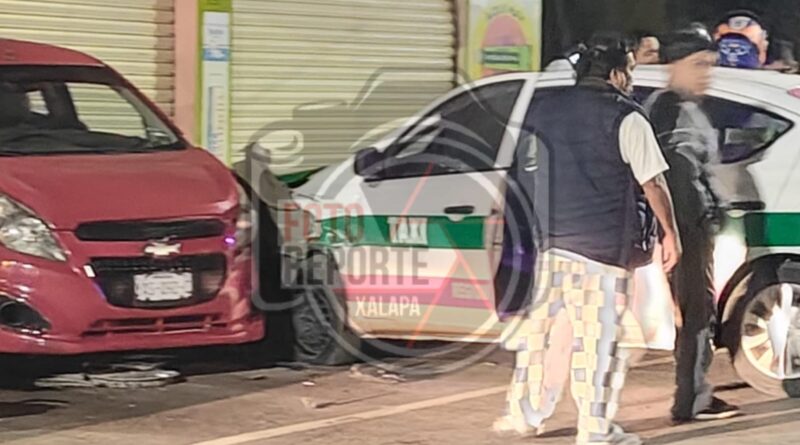 Taxista choca contra vehículo estacionado