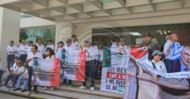 Jubilados de CFE y Pemex protestan en Xalapa; denuncian primer recorte a sus pensiones