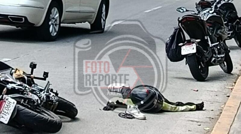 Motociclista se impacta contra automóvil en Rébsamen
