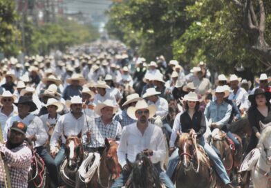 Cabalgata reúne a 3 mil jinetes y caballos en el cierre del Congreso del Caballo 