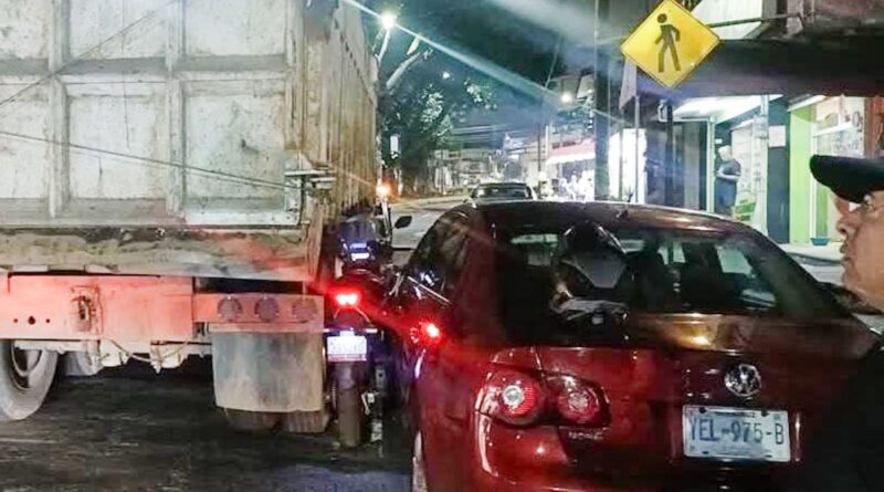 Motociclista lesionado al quedar atrapado entre tráiler y auto
