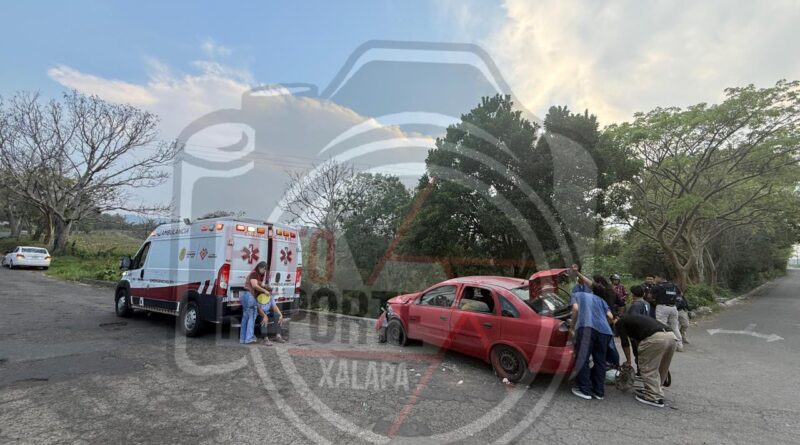 Tres personas heridas tras choque entre autobús y particular