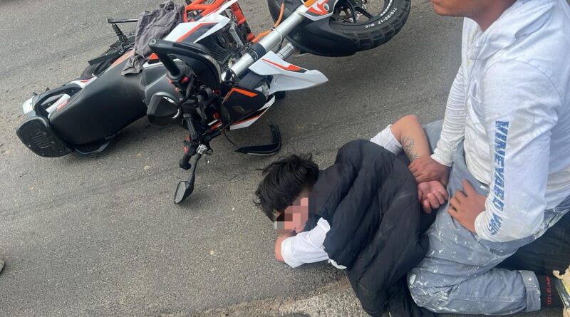 Civiles recuperan moto robada y detienen a presunto responsable