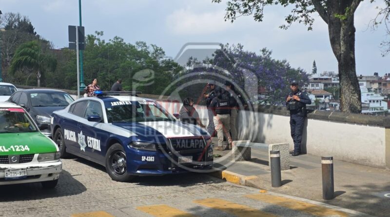 Evitan que mujer se arroje del puente Xallitic