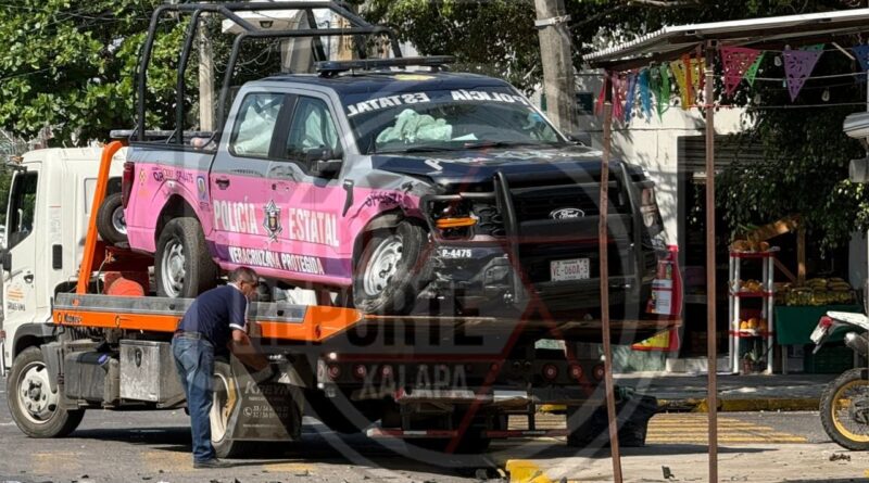 Patrulla choca con camioneta y termina contra casa