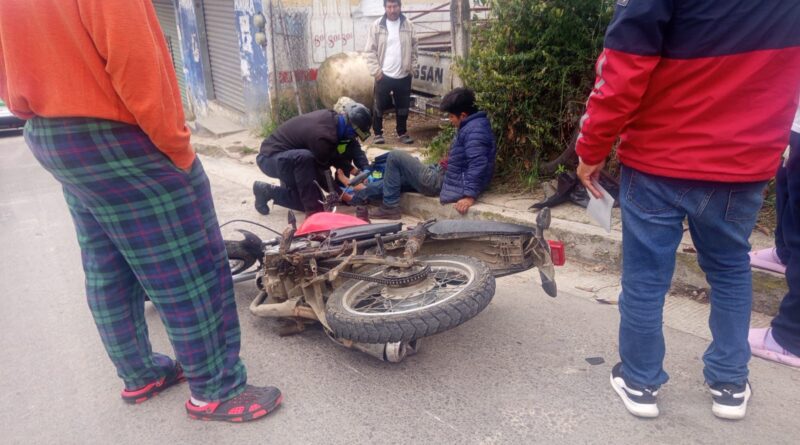 Motociclista derrapa y resulta lesionado