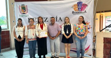 Reconocen a docentes de Banderilla por más de 30 años de servicio