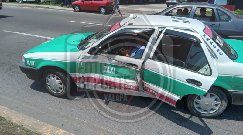 Choque entre taxi y auto particular; deja daños materiales