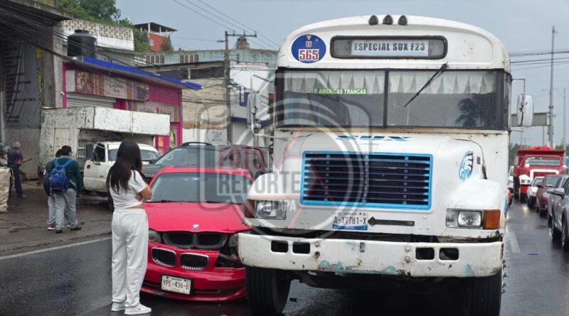 Choque entre BMW y unidad del transporte público provoca tráfico pesado en el bulevar Xalapa-Banderilla