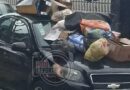 Vecinos «decoran» auto con basura en la colonia Sebastián de Tejada.