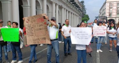 Estudiantes de la UPAV bloquean el centro; exigen pagos a docentes