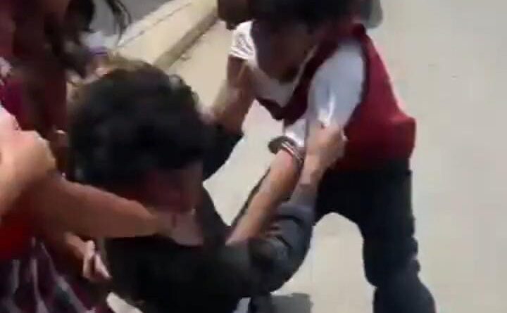 Alumnos se agarran a golpes a las afueras un Telebachillerato en Xalapa