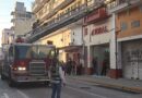 Rescatan Bomberos y PC municipal a adulta mayor atrapada en balcón del Centro Histórico de Veracruz
