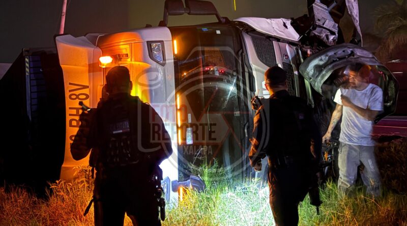 Tráiler doble semirremolque vuelca frente al crematorio
