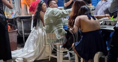 Novios terminan su noche de bodas comiendo tacos en Lazaro Cárdenas