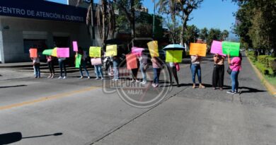 Padres de familia del plantel Carlos A. Carrillo bloquean Ávila Camacho durante protesta