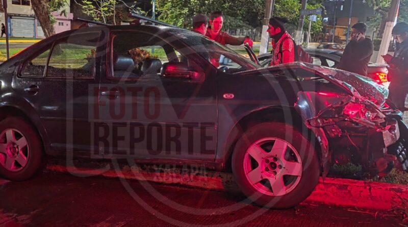 Conductor ebrio choca taxi y termina sobre camellón en Ruiz Cortines