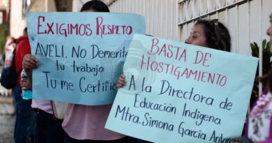 Maestros de educación indígena se manifiestan