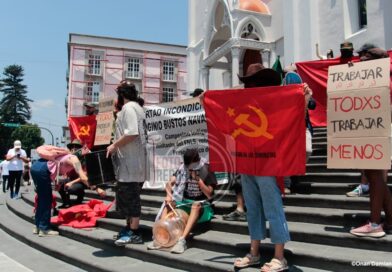 Bloque anticapitalista se manifiesta durante desfile del 1 de Mayo